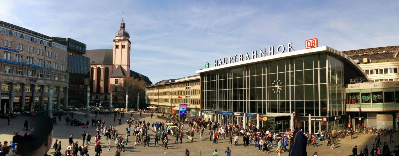 Ein Panoramabild zum Bahnhofsvorplatz von Köln Hauptbahnhof.