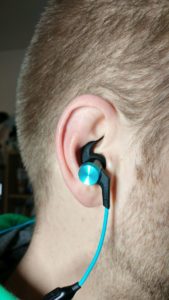 Die In-Ear-Kopfhörer im Ohr - so sieht es aus.