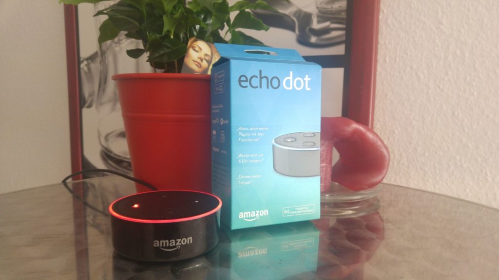 Ein Foto von der Verpackung von Amazons Echo Dot und dem Echo Dot selbst.