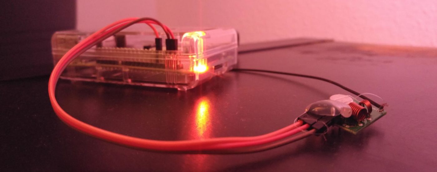 Ein Raspberry Pi Minicomputer mit einem Funkmodul, um Funksteckdosen zu steuern.