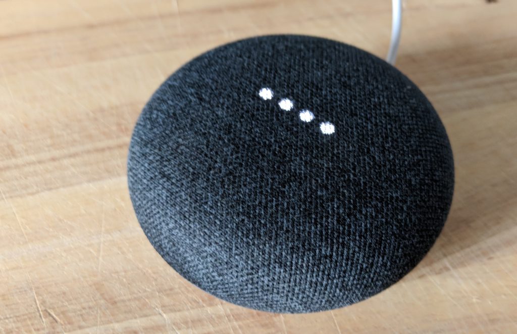 Google Home Mini auf Holzunterlage