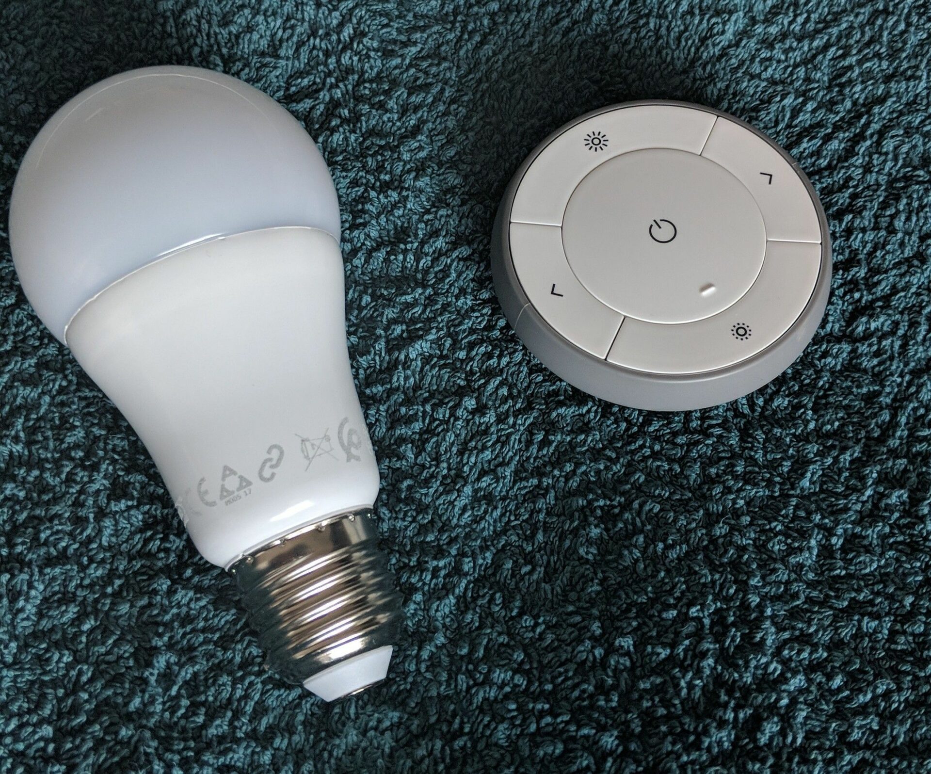 Ikea Tradfri LED-Lampe und Fernbedienung