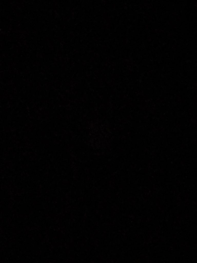 Ein Bild mit der normalen Kamera bei fast vollständiger Dunkelheit.