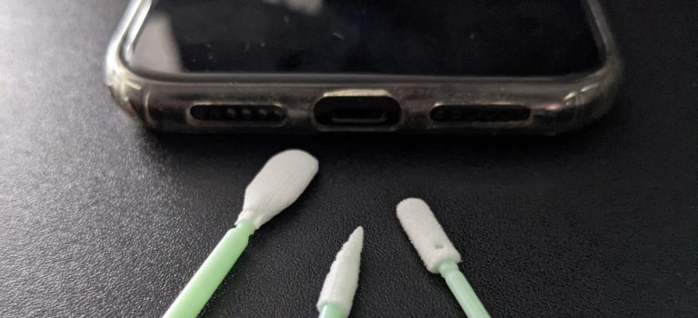 Handy lädt nicht oder hat einen Wackelkontakt Ein Bild von einem Ladeanschluß vom iPhone mit Reinigungsstäbchen