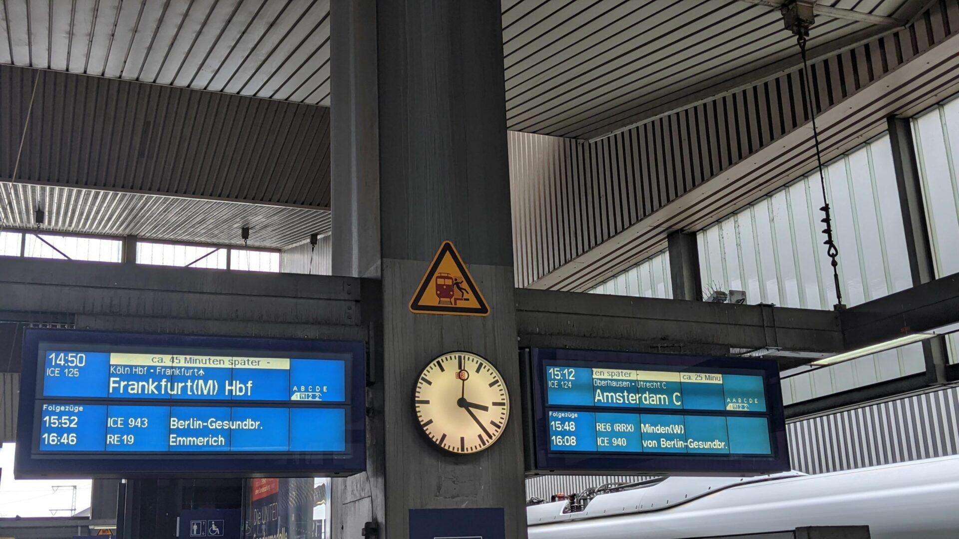 Zugverspätungen ausgewiesen an den Bahnsteiganzeigern im Huptbahnhof Düsseldorf