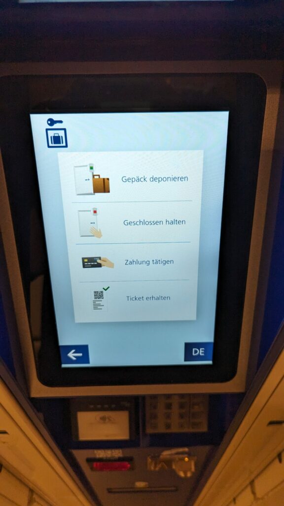 Bildschirm von der Gepäckaufbewahrung in Amsterdam am Hauptbahnhof.