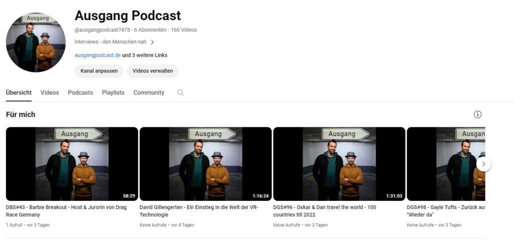 Ein Screenshot des Kanals "Ausgang Podcast" auf YouTube. Zu sehen ist die Beschreibung mit dem Namen, sowie in der Übersicht einige Videos mit dem Titel, dem Uploaddatum und der Anzahl der Aufrufe.